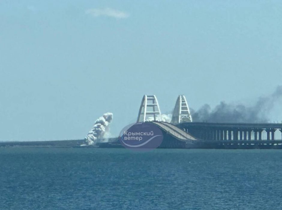 Pranešė apie atakas Kryme: aplink tiltą – dūmai