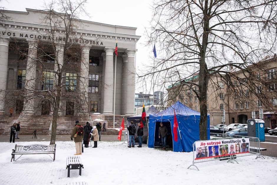 Šeimų sąjūdis prie Seimo pradėjo protesto akciją, o į kitus miestus vyks su dovanomis