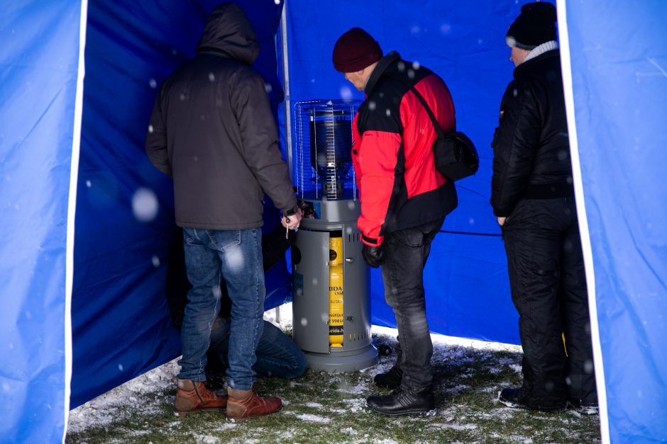 Šeimų sąjūdis prie Seimo pradėjo protesto akciją, o į kitus miestus vyks su dovanomis