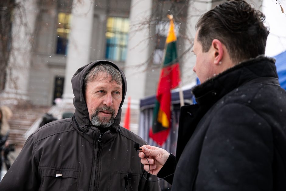 Šeimų sąjūdis prie Seimo pradėjo protesto akciją, o į kitus miestus vyks su dovanomis