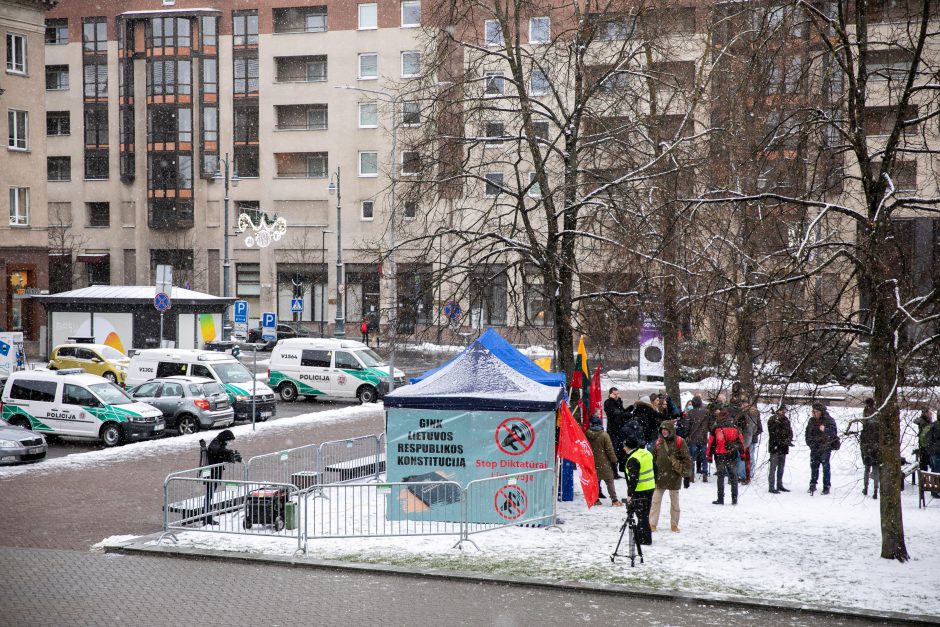 Šeimų sąjūdis prie Seimo pradėjo protesto akciją, o į kitus miestus vyks su dovanomis