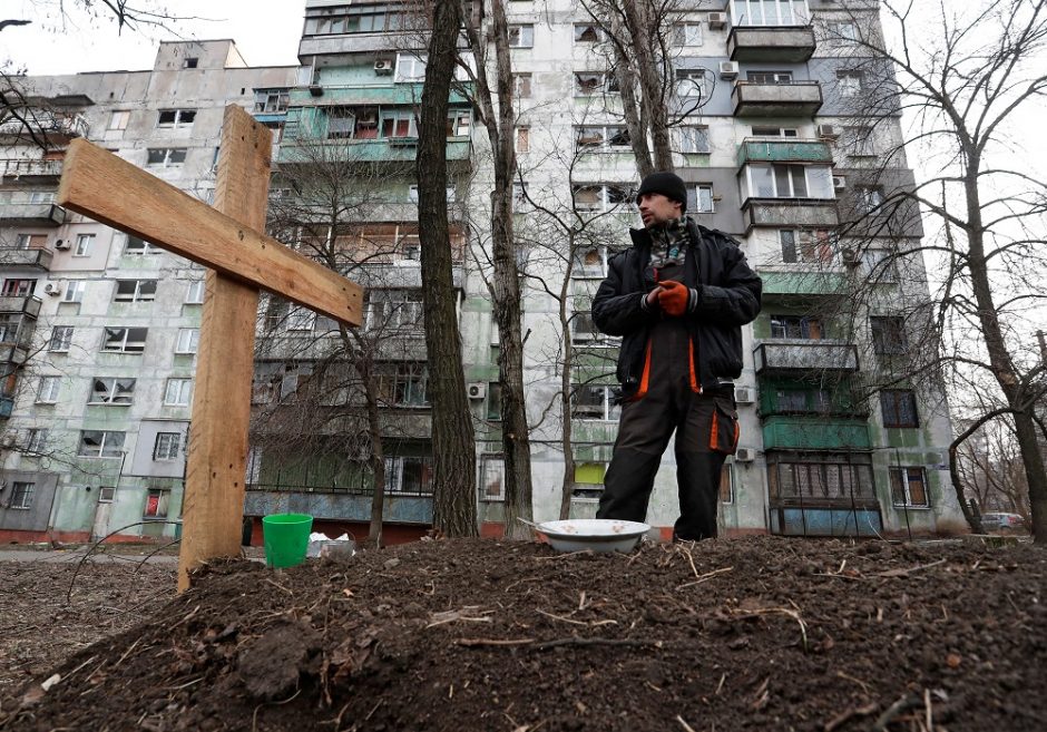 Mariupolyje okupantai draudžia laidoti žuvusiuosius ir ekshumuoja jau palaidotų žmonių palaikus