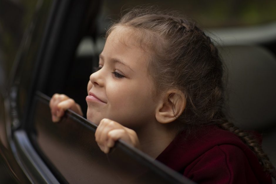 Ugniagesiai iš automobilių vadavo vaikus