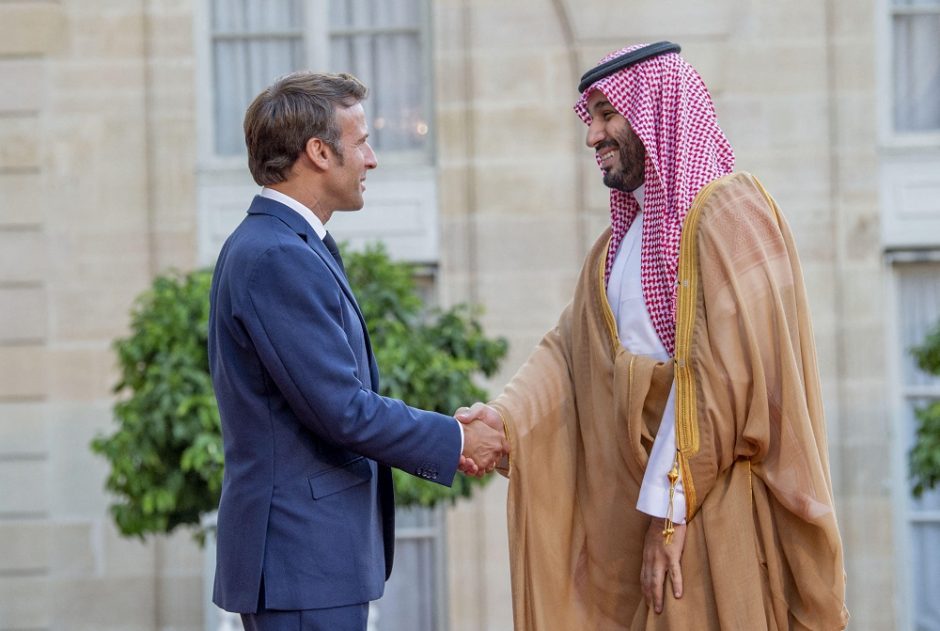 E. Macronas nepaisydamas kritikos šiltai priėmė Saudo Arabijos faktinį valdytoją