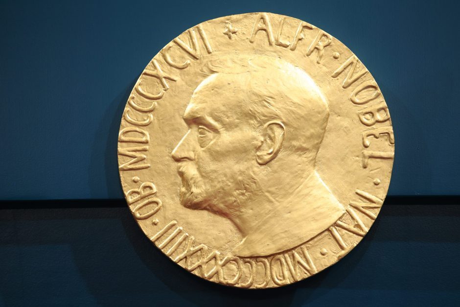 Nobelio premijos laureatas W. D. Phillipsas susirgo COVID-19, vizitas nukeltas į rudenį