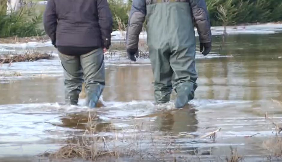 Daugiau detalių apie apsemtame kelyje nuskendusį vyrą: tarnyboms lavoną teko plukdyti valtimi