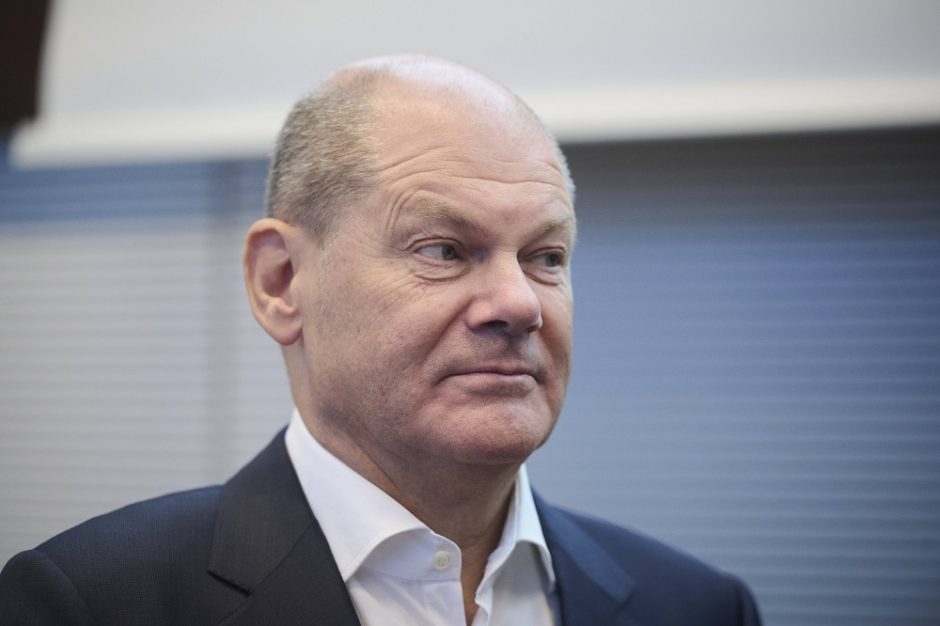 O. Scholzas: svarbu užtikrinti spartų šaudmenų tiekimą Ukrainai