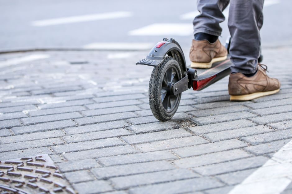 Palangoje paspirtuku važiavęs girtas 21-erių vyras partrenkė senjorą