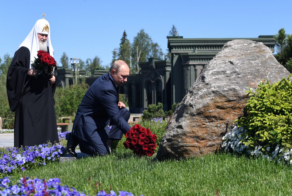 V. Putinas pagerbė kare žuvusių rusų atminimą