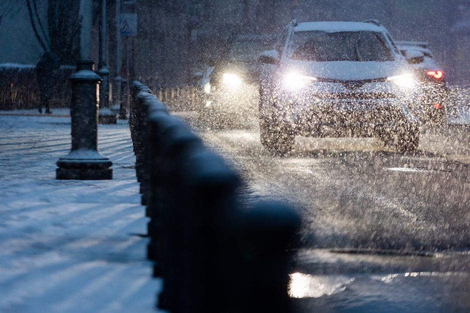 Dalyje šalies rajonų eismo sąlygas sunkina snygis, šlapdriba ir lijundra