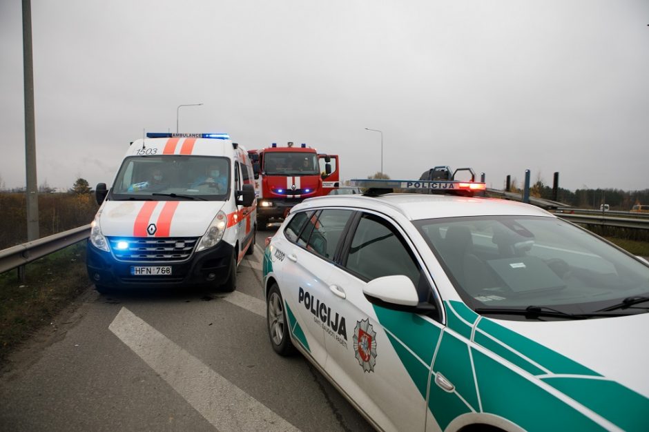 Kaišiadorių rajone „Peugeot“ rėžėsi į pareigūno vairuojamo automobilio priekabą: prireikė medikų