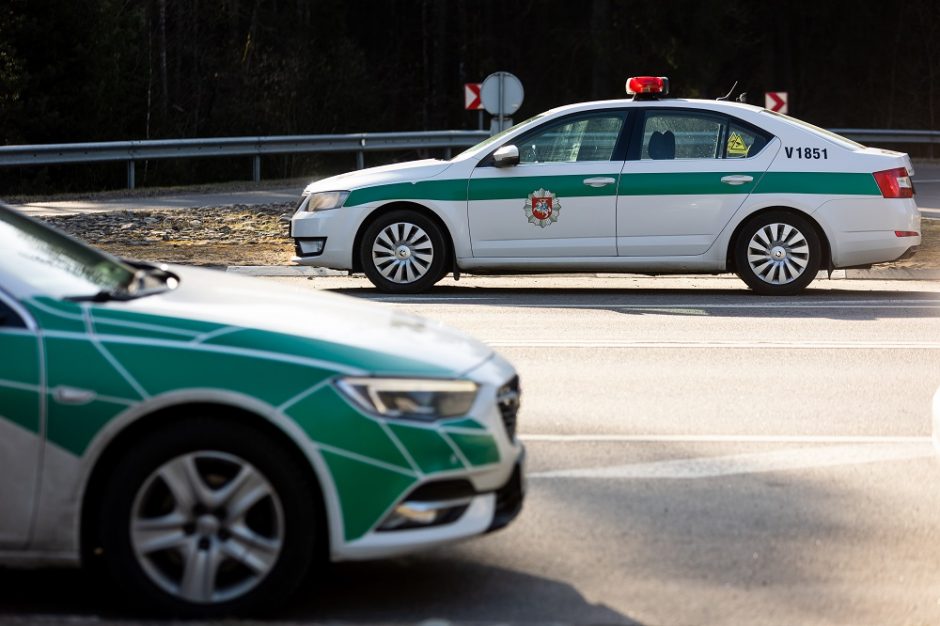 Magistralėje nuo kelio nuvažiavo ir apvirto automobilis: vairuotojas – medikų rankose