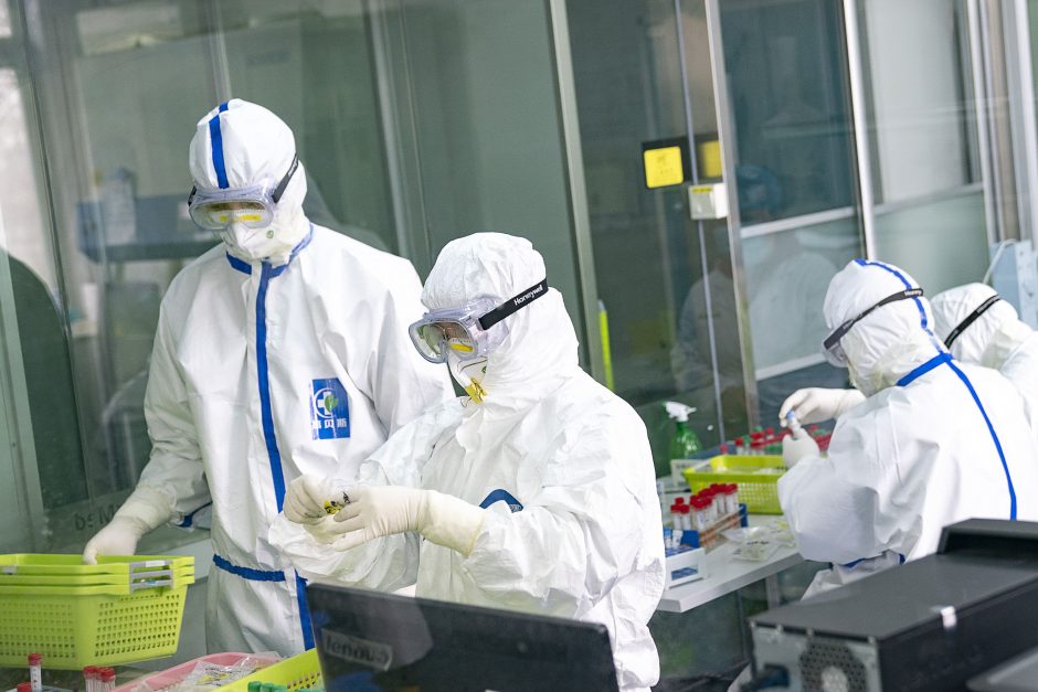 PSO planą tikrinti laboratorijas tiriant COVID-19 kilmę Kinija pavadino „arogantišku“