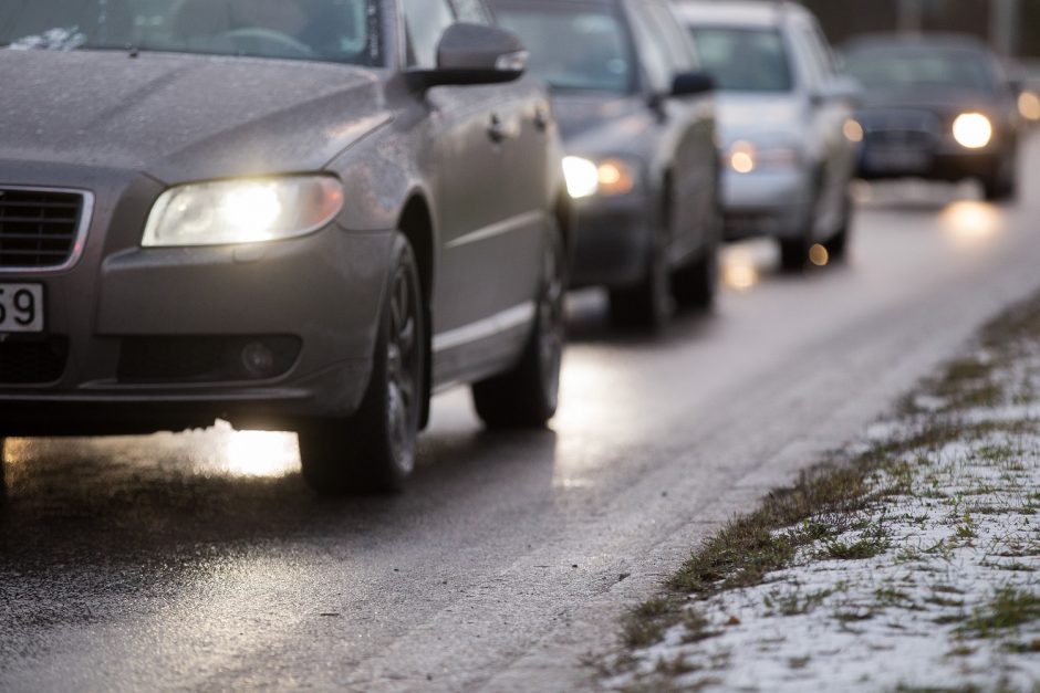 Eismo sąlygas sunkina plikledis, dulksna ir gūsingas vėjas