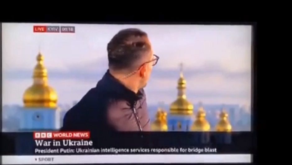 Tiesioginiame BBC eteryje užfiksavo į Kyjivą atskrendančias rusų karių raketas