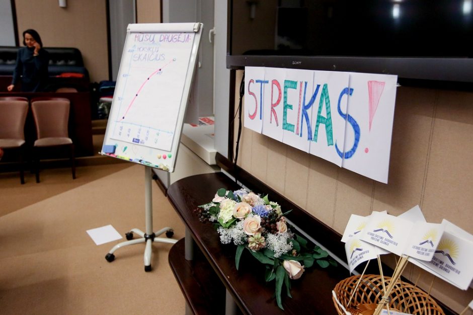 Prasidedančius naujus mokslo metus temdo įtampa dėl pedagogų žadamų streikų