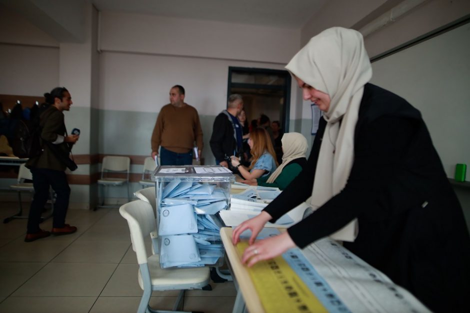 Turkijoje prasidėjo balsavimas vietos valdžios rinkimuose