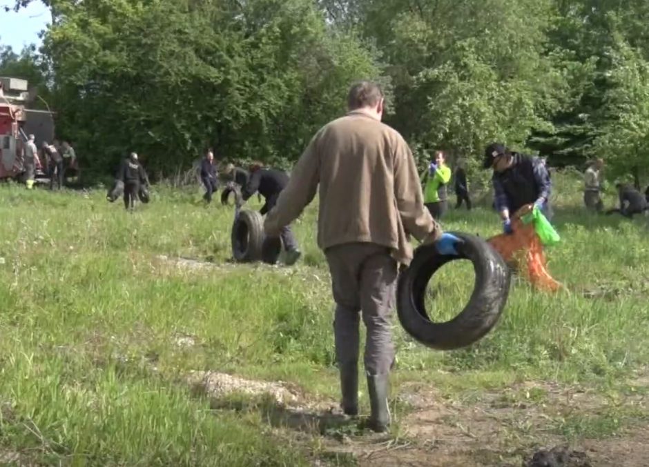 Būna ir taip: iš sąvartynu paversto upelio ištraukę senas padangas išklojo jomis aikštelę