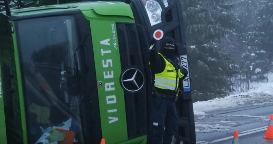 Prie Telšių eismą buvo paralyžiavęs vilkikas: apvirto pakrautas devyniais automobiliais