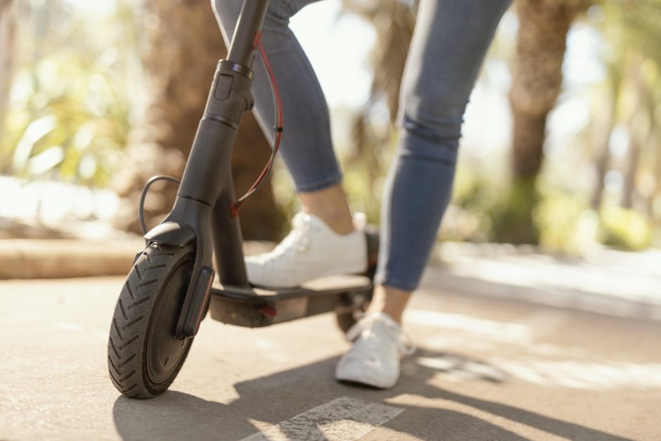 Šiaulių rajone automobilis partrenkė paspirtuku važiavusią keturiolikmetę