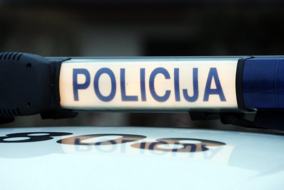 Neblaivus vyras apgadino policijos automobilį: už veiksmus teks atsakyti