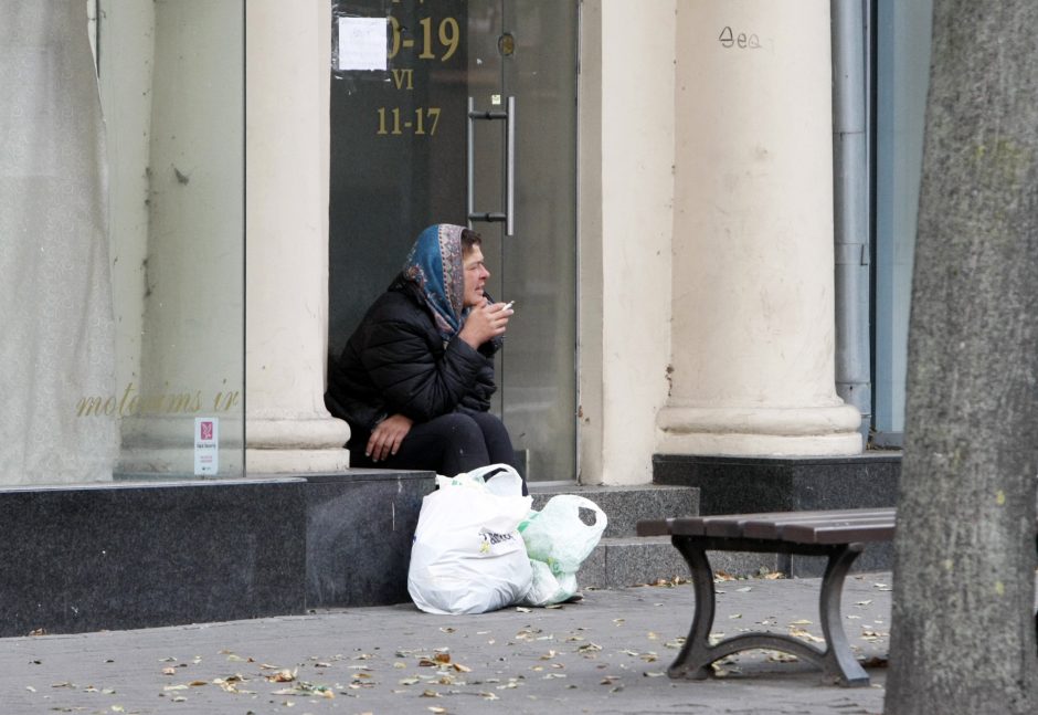 Benamė moteris dienas leidžia ant laiptelių