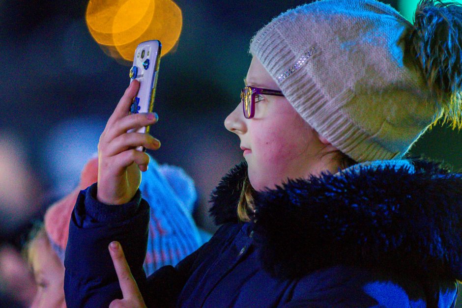 Įžiebta pagrindinė Kauno eglė: mieste prasideda šiltų Kalėdų laukimas