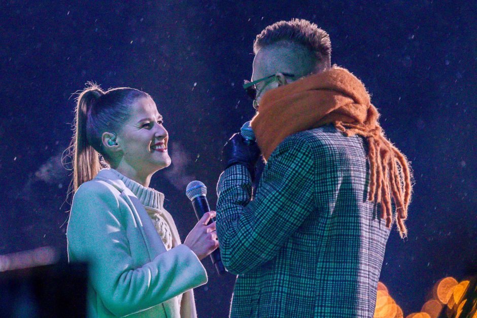 Įžiebta pagrindinė Kauno eglė: mieste prasideda šiltų Kalėdų laukimas