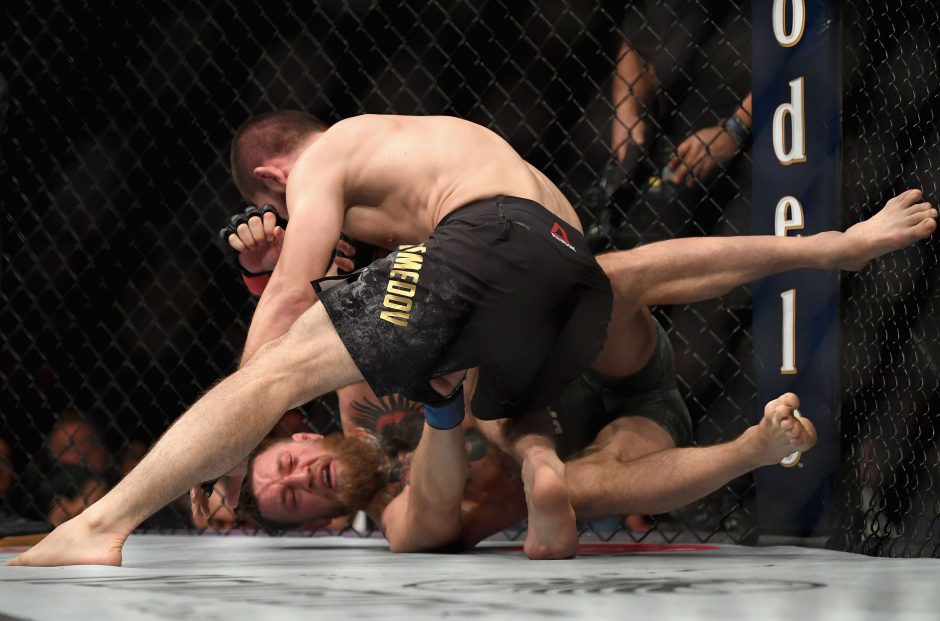 Brangiausioje UFC kovoje Ch. Nurmagomedovas prismaugė C. McGregorą ir sukėlė skandalą