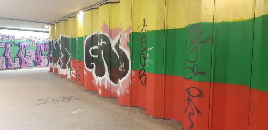 Požeminėje perėjoje užvirė mūšis: LGBT vėliavą pakeitė Lietuvos trispalvė, ant jos – užrašai