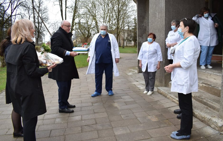 Ž. Pinskuvienė, su vyru medikus sveikinusi be kaukių: laikiau labai sunkų kalakutą