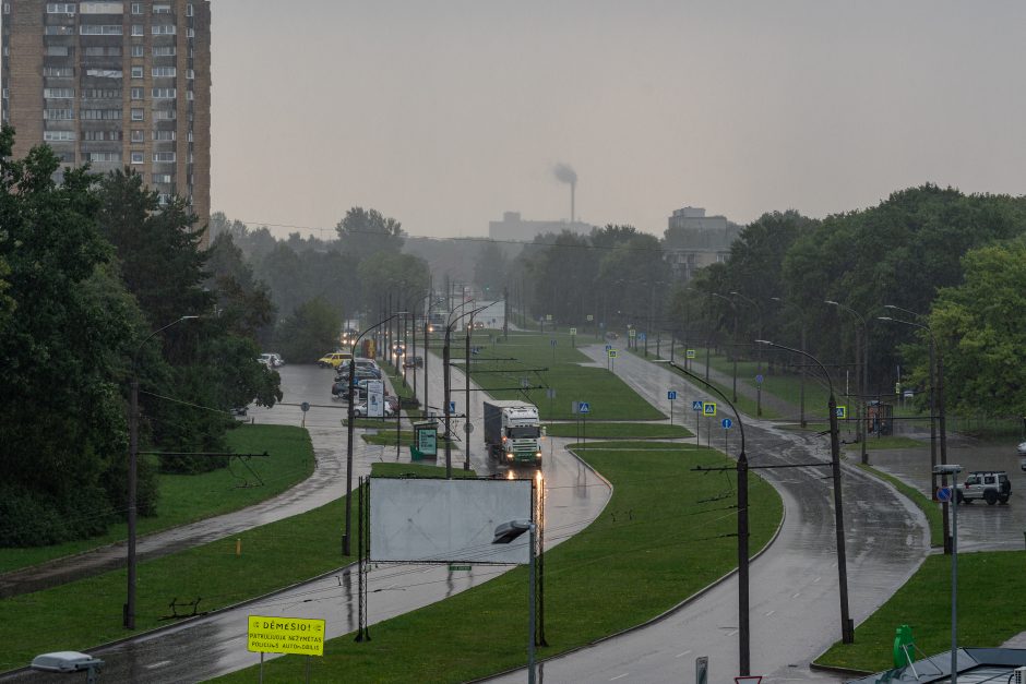 Kauną skalauja lietus, dangų raižo žaibai 