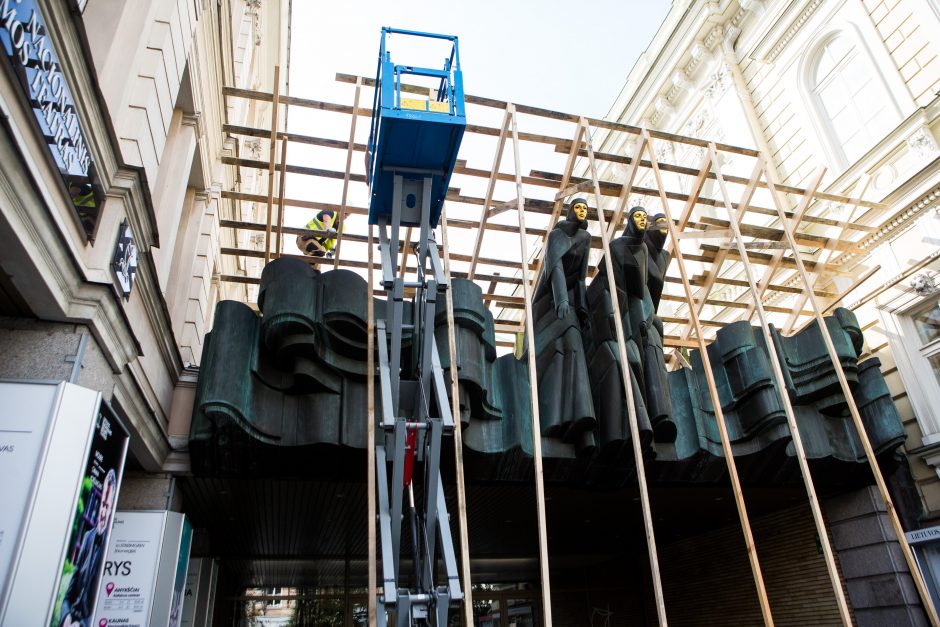 Įvažiavimą į teatro kiemą susiaurinusiems statybininkams teismas nurodė jį atstatyti