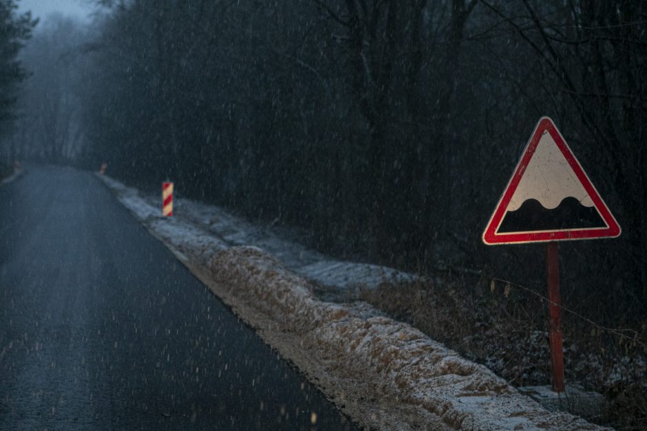 Kelininkai: rajoniniuose keliuose yra slidžių ruožų