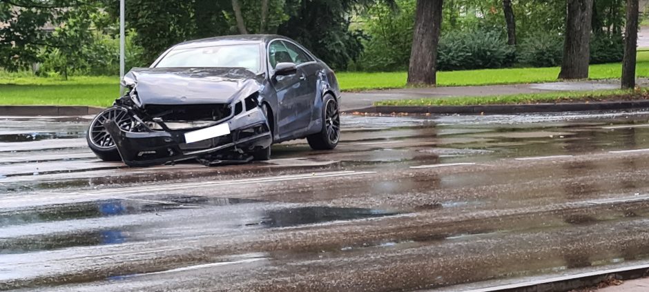 Incidentas Raudondvario plente: po smūgio į medį ant kelio pabiro automobilio dalys