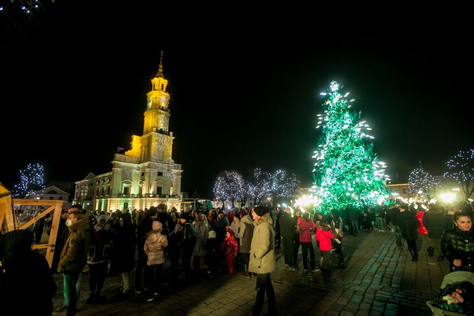 Para po Kauno žaliaskarės įžiebimo: smalsuoliai plūsta būriais