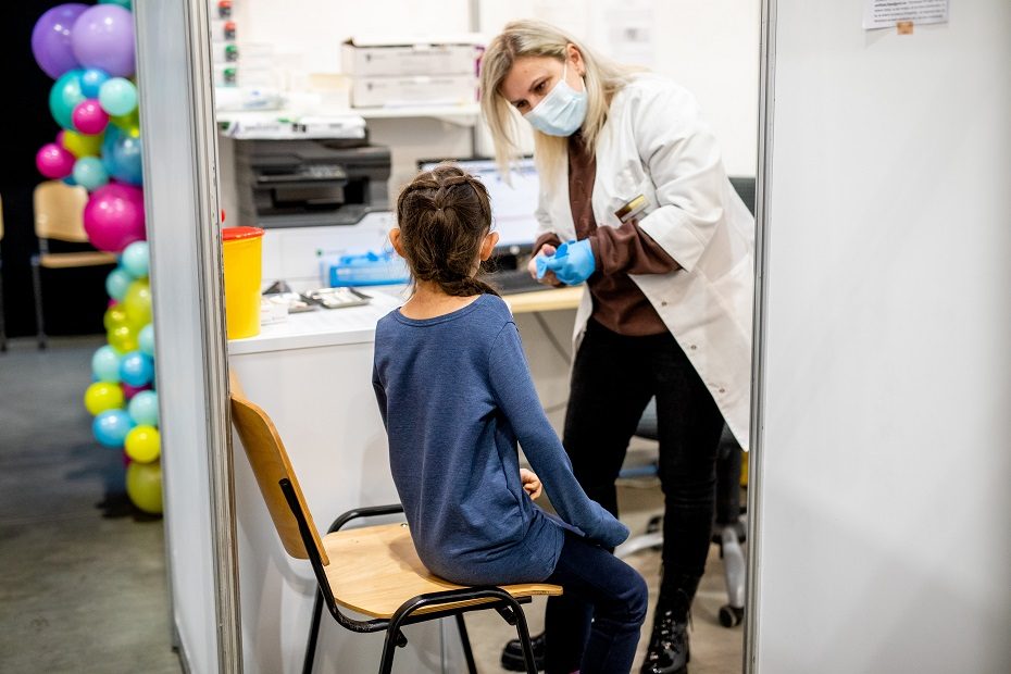 Vaikai nuo 12 metų pradedami skiepyti sustiprinančiąja „Pfizer“ vakcinos doze