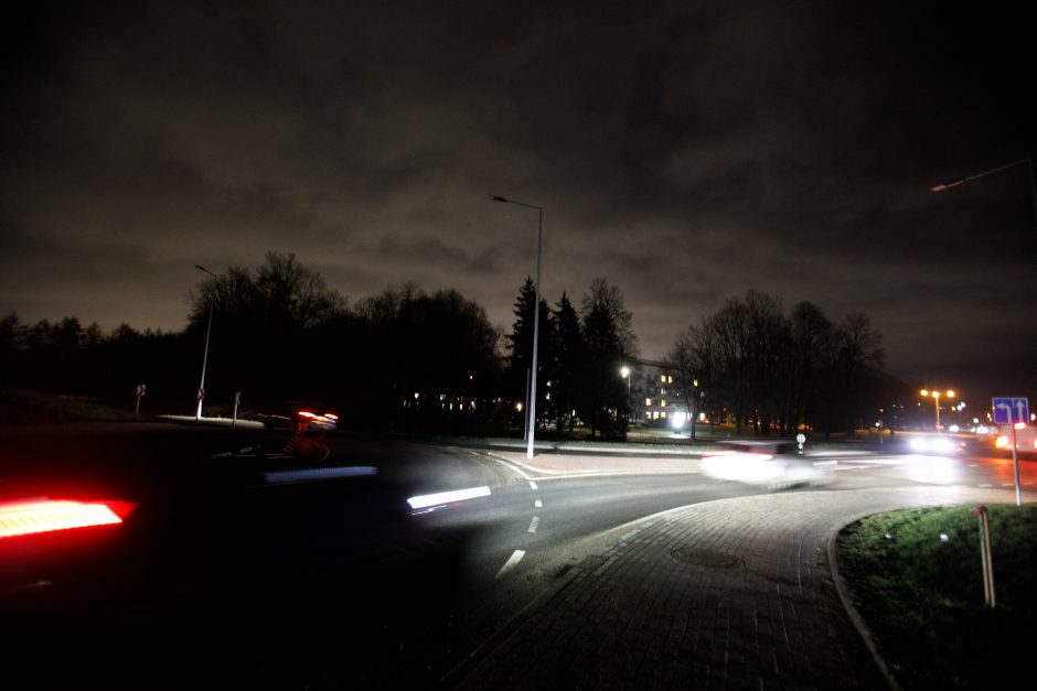 Šalies keliai – daugiausia sausi, tik vietomis yra drėgnų kelių ruožų