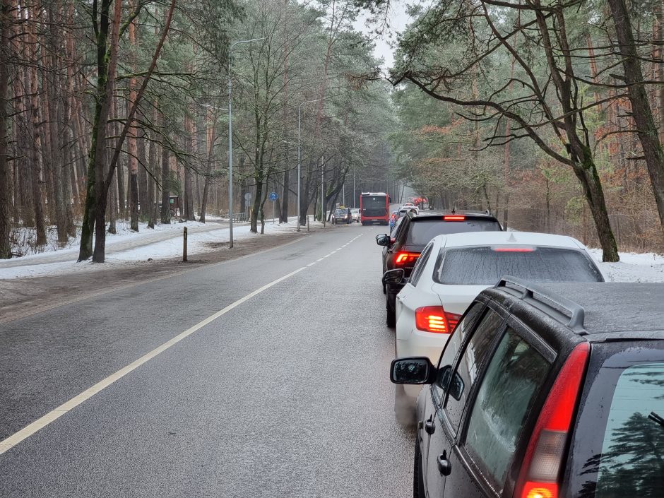 Prie mobilaus punkto spūstyse vėl strigę kauniečiai: susirgimų COVID-19 rekordų tikrai bus daugiau
