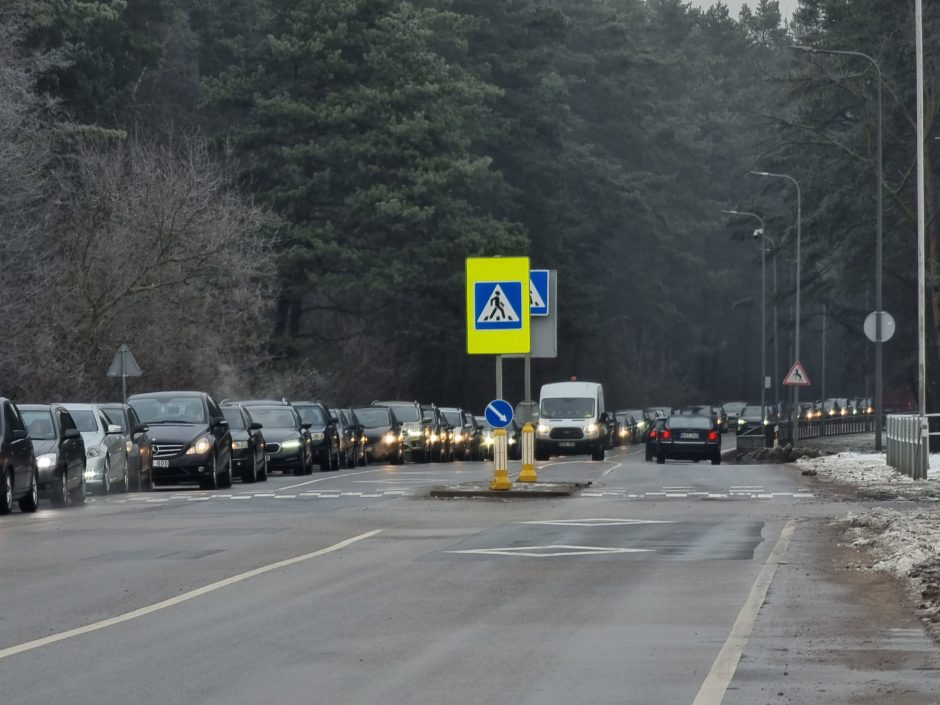 Prie mobilaus punkto spūstyse vėl strigę kauniečiai: susirgimų COVID-19 rekordų tikrai bus daugiau