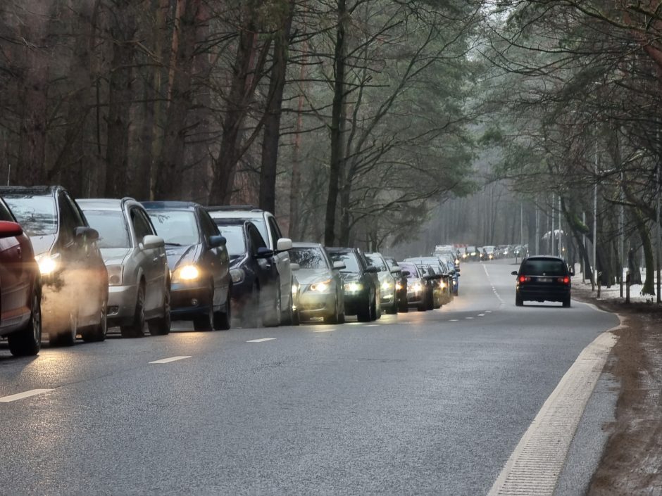Prie mobilaus punkto spūstyse vėl strigę kauniečiai: susirgimų COVID-19 rekordų tikrai bus daugiau