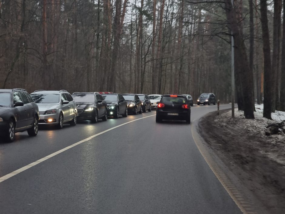 Prie mobilaus punkto spūstyse vėl strigę kauniečiai: susirgimų COVID-19 rekordų tikrai bus daugiau