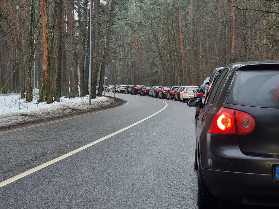 Prie mobilaus punkto spūstyse vėl strigę kauniečiai: susirgimų COVID-19 rekordų tikrai bus daugiau