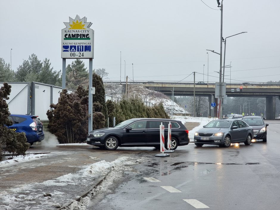 Prie mobilaus punkto spūstyse vėl strigę kauniečiai: susirgimų COVID-19 rekordų tikrai bus daugiau