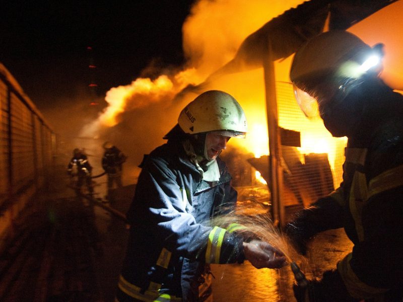 Vilniaus rajone atvira liepsna dega pastatas