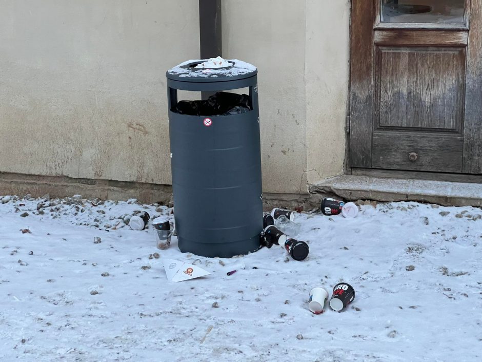 Senamiestyje papiktino vaizdas prie kavinės: šiukšliadėžę pastatė, bet šiukšlių nesusirenka