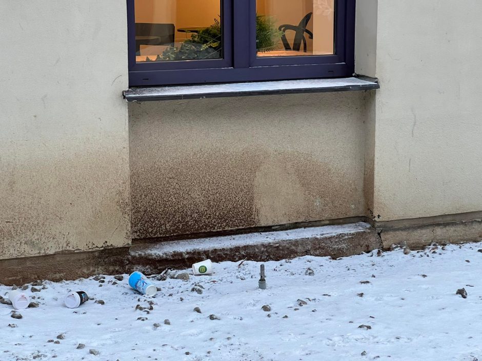 Senamiestyje papiktino vaizdas prie kavinės: šiukšliadėžę pastatė, bet šiukšlių nesusirenka