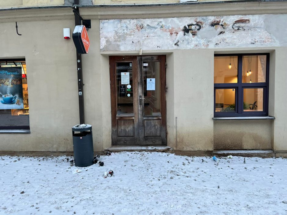 Senamiestyje papiktino vaizdas prie kavinės: šiukšliadėžę pastatė, bet šiukšlių nesusirenka