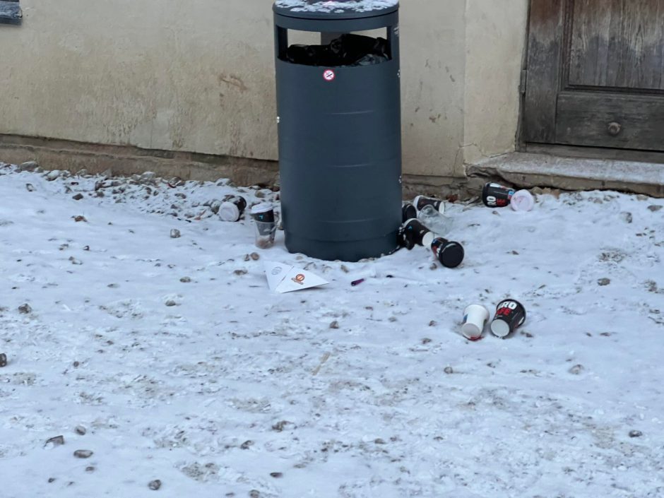Senamiestyje papiktino vaizdas prie kavinės: šiukšliadėžę pastatė, bet šiukšlių nesusirenka