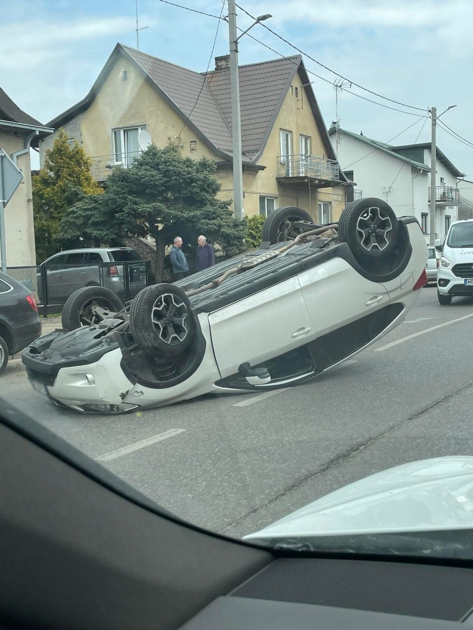 Nelaimė Žeimenos gatvėje: kas nutiko, kad apvirto automobilis?